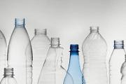 La storia della bottiglia di vetro La storia dell'acqua in bottiglia di plastica