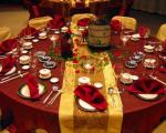 Decorazione elegante di una sala per matrimoni: colore bordeaux come simbolo di lusso: esempi di foto