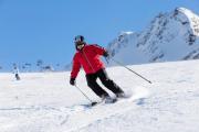 Sciare sulla neve bianca