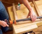 Come realizzare un tavolo in legno tagliato con le tue mani
